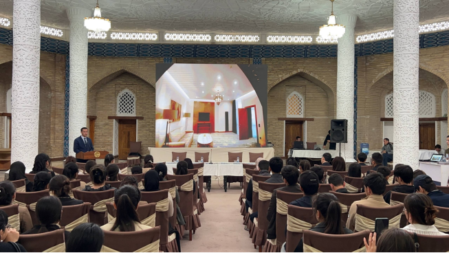 “O‘zbekiston bo‘ylab sayohat qil” shiori ostida tashkil etilgan ichki turizm yarmarkasida Xiva turizm va madaniy meros texnikumi talabalari ham ishtirok etishdi