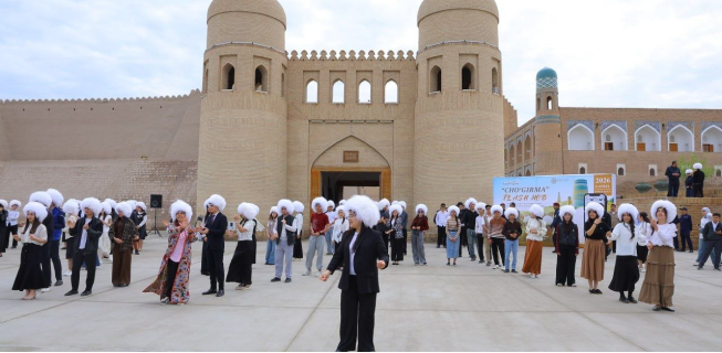 Xorazm viloyatining qadimiy Xiva shahrida tashkil etilgan  “Cho‘girma Flash Mob” xalqaro festivalida Xiva turizm va madaniy meros texnikumi talabalarining ishtiroklari